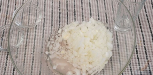 Фото приготовления рецепта: Салат с квашеной капустой, болгарским перцем и маслинами - шаг №4