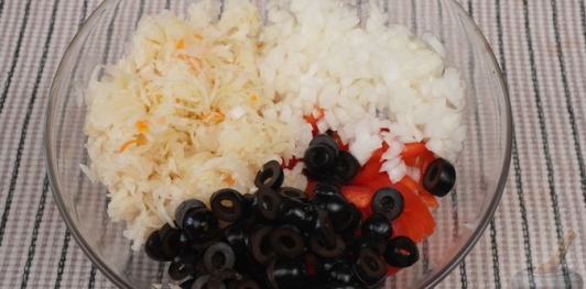 Фото приготовления рецепта: Салат с квашеной капустой, болгарским перцем и маслинами - шаг №6