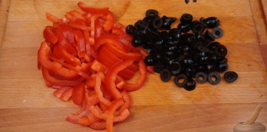 Фото приготовления рецепта: Салат с квашеной капустой, болгарским перцем и маслинами - шаг №5