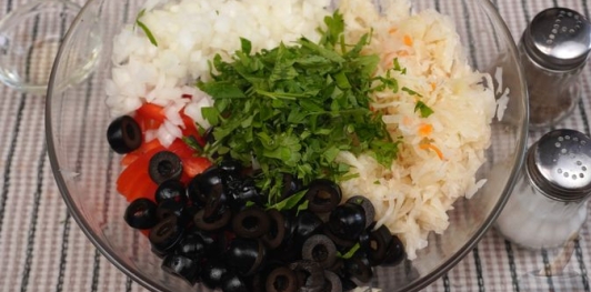 Фото приготовления рецепта: Салат с квашеной капустой, болгарским перцем и маслинами - шаг №7