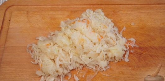 Фото приготовления рецепта: Салат с квашеной капустой, болгарским перцем и маслинами - шаг №2