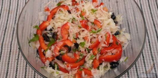 Фото приготовления рецепта: Салат с квашеной капустой, болгарским перцем и маслинами - шаг №8