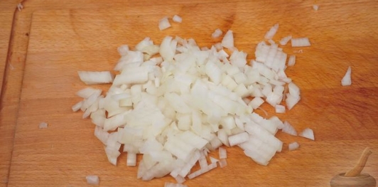 Фото приготовления рецепта: Салат с квашеной капустой, болгарским перцем и маслинами - шаг №3