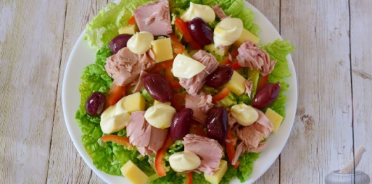 Фото приготовления рецепта: Салат с пекинской капустой и рыбных консервов - шаг №9