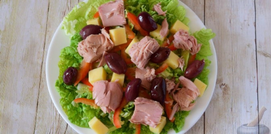 Фото приготовления рецепта: Салат с пекинской капустой и рыбных консервов - шаг №8