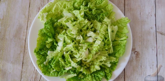 Фото приготовления рецепта: Салат с пекинской капустой и рыбных консервов - шаг №3