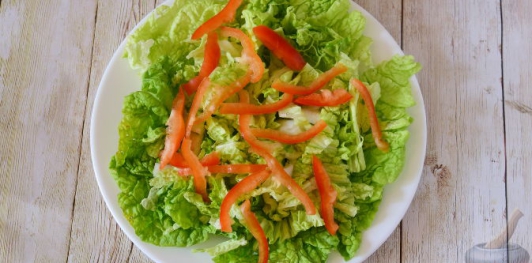 Фото приготовления рецепта: Салат с пекинской капустой и рыбных консервов - шаг №5