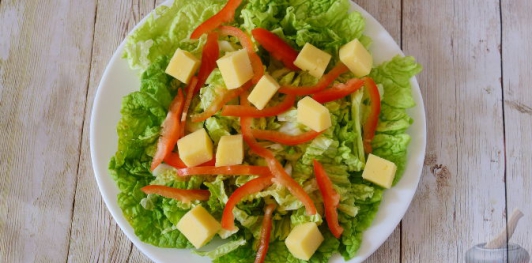 Фото приготовления рецепта: Салат с пекинской капустой и рыбных консервов - шаг №7