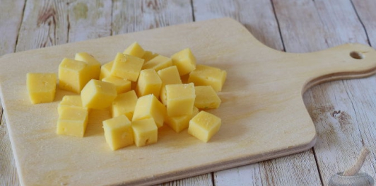 Фото приготовления рецепта: Салат с пекинской капустой и рыбных консервов - шаг №6