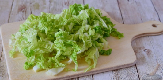 Фото приготовления рецепта: Салат с пекинской капустой и рыбных консервов - шаг №2