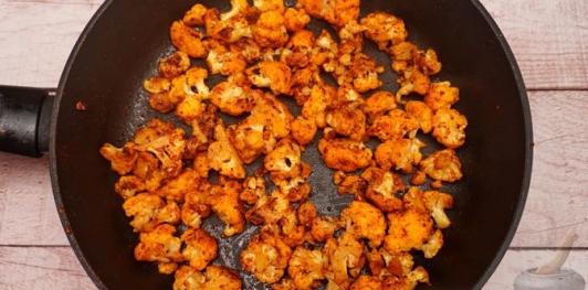 Фото приготовления рецепта: Салат с жареной цветной капустой, перцем, кукурузой и сыром - шаг №5