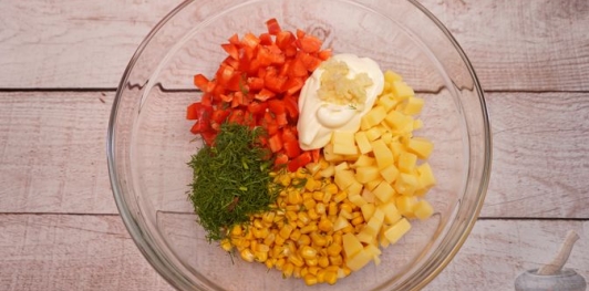 Фото приготовления рецепта: Салат с жареной цветной капустой, перцем, кукурузой и сыром - шаг №9