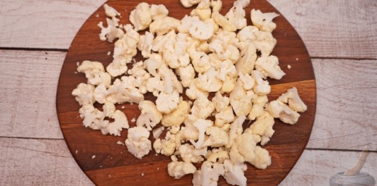 Фото приготовления рецепта: Салат с жареной цветной капустой, перцем, кукурузой и сыром - шаг №2