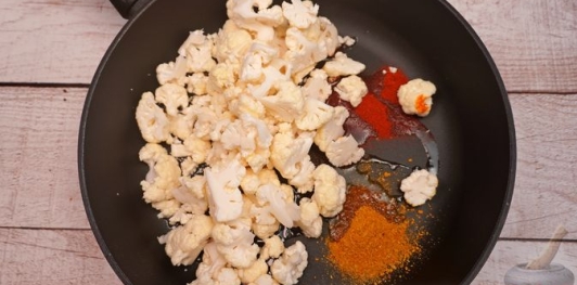 Фото приготовления рецепта: Салат с жареной цветной капустой, перцем, кукурузой и сыром - шаг №4