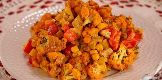 Фото приготовления рецепта: Салат с жареной цветной капустой, перцем, кукурузой и сыром - шаг №14