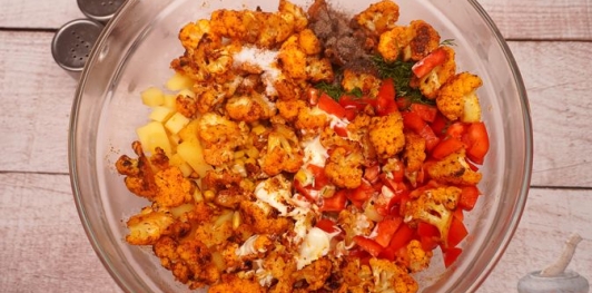 Фото приготовления рецепта: Салат с жареной цветной капустой, перцем, кукурузой и сыром - шаг №11