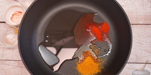 Фото приготовления рецепта: Салат с жареной цветной капустой, перцем, кукурузой и сыром - шаг №3