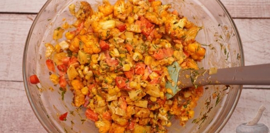 Фото приготовления рецепта: Салат с жареной цветной капустой, перцем, кукурузой и сыром - шаг №12