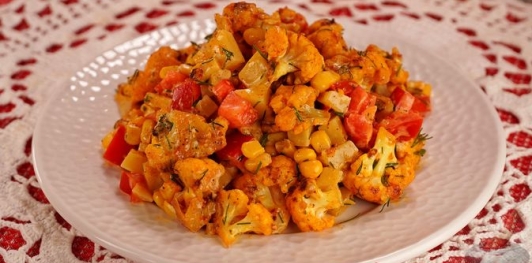 Фото приготовления рецепта: Салат с жареной цветной капустой, перцем, кукурузой и сыром - шаг №13