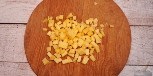 Фото приготовления рецепта: Салат с жареной цветной капустой, перцем, кукурузой и сыром - шаг №6