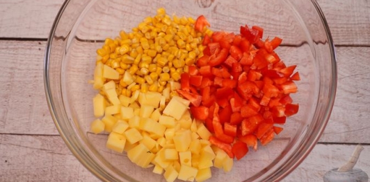 Фото приготовления рецепта: Салат с жареной цветной капустой, перцем, кукурузой и сыром - шаг №8