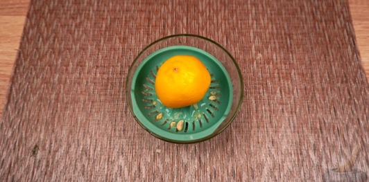 Фото приготовления рецепта: Салата политики (салат из квашеной и свежей капусты) - шаг №7