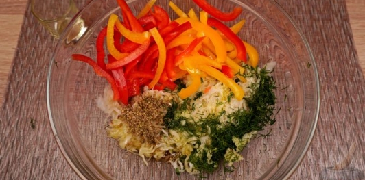 Фото приготовления рецепта: Салата политики (салат из квашеной и свежей капусты) - шаг №9