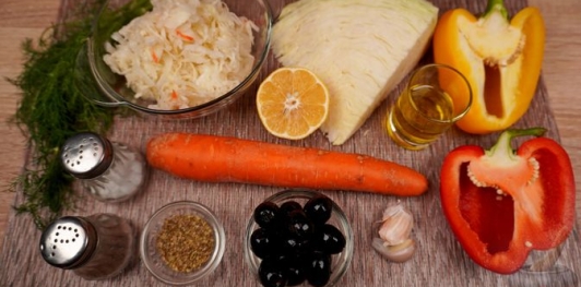 Фото приготовления рецепта: Салата политики (салат из квашеной и свежей капусты) - шаг №1