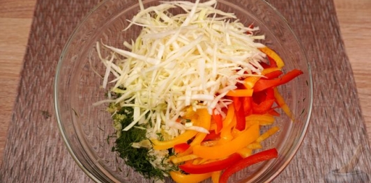 Фото приготовления рецепта: Салата политики (салат из квашеной и свежей капусты) - шаг №13