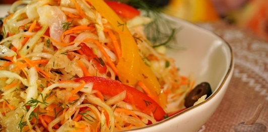 Фото приготовления рецепта: Салата политики (салат из квашеной и свежей капусты) - шаг №18