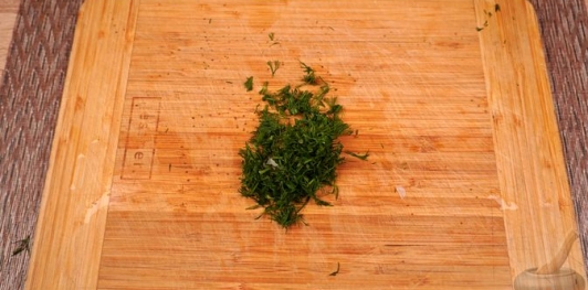 Фото приготовления рецепта: Салата политики (салат из квашеной и свежей капусты) - шаг №4