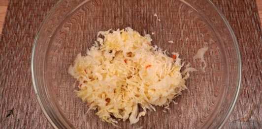 Фото приготовления рецепта: Салата политики (салат из квашеной и свежей капусты) - шаг №2