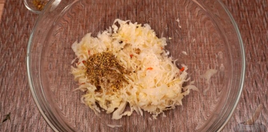 Фото приготовления рецепта: Салата политики (салат из квашеной и свежей капусты) - шаг №3