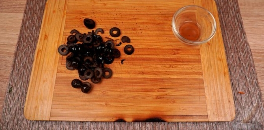 Фото приготовления рецепта: Салата политики (салат из квашеной и свежей капусты) - шаг №15