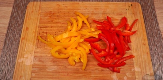 Фото приготовления рецепта: Салата политики (салат из квашеной и свежей капусты) - шаг №6