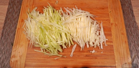 Фото приготовления рецепта: Салата политики (салат из квашеной и свежей капусты) - шаг №10