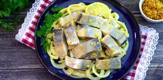 Фото приготовления рецепта: Селёдка, маринованная с луком в горчично-медовом маринаде - шаг №20