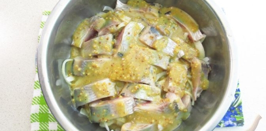 Фото приготовления рецепта: Селёдка, маринованная с луком в горчично-медовом маринаде - шаг №15