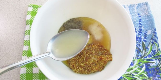 Фото приготовления рецепта: Селёдка, маринованная с луком в горчично-медовом маринаде - шаг №8