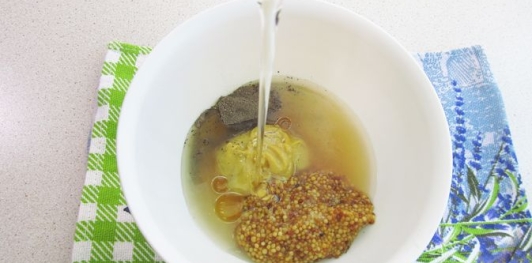 Фото приготовления рецепта: Селёдка, маринованная с луком в горчично-медовом маринаде - шаг №9