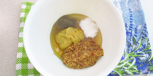 Фото приготовления рецепта: Селёдка, маринованная с луком в горчично-медовом маринаде - шаг №7