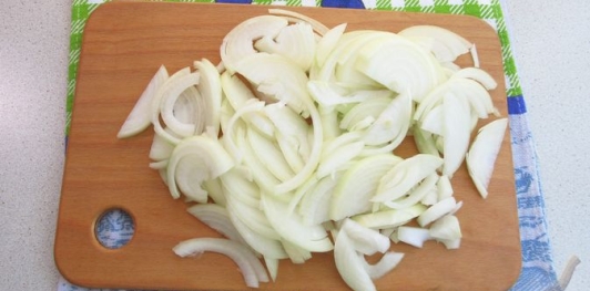 Фото приготовления рецепта: Селёдка, маринованная с луком в горчично-медовом маринаде - шаг №2