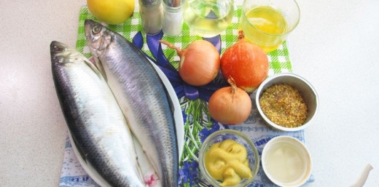 Фото приготовления рецепта: Селёдка, маринованная с луком в горчично-медовом маринаде - шаг №1