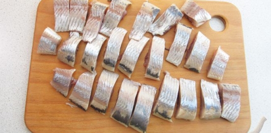 Фото приготовления рецепта: Селёдка, маринованная с луком в горчично-медовом маринаде - шаг №6