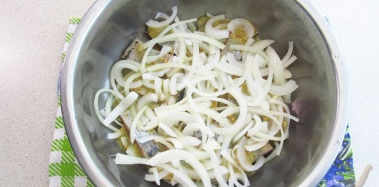 Фото приготовления рецепта: Селёдка, маринованная с луком в горчично-медовом маринаде - шаг №14