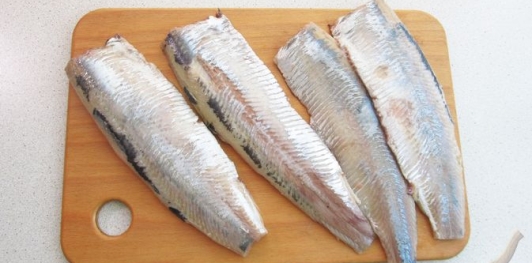 Фото приготовления рецепта: Селёдка, маринованная с луком в горчично-медовом маринаде - шаг №5