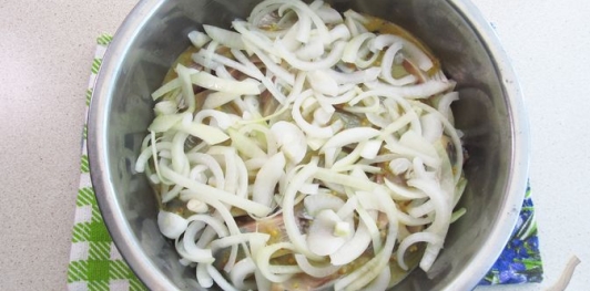 Фото приготовления рецепта: Селёдка, маринованная с луком в горчично-медовом маринаде - шаг №16