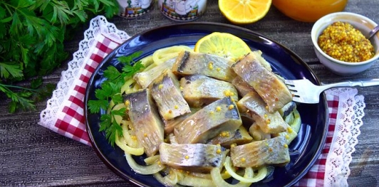 Фото приготовления рецепта: Селёдка, маринованная с луком в горчично-медовом маринаде - шаг №21