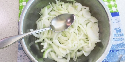 Фото приготовления рецепта: Селёдка, маринованная с луком в горчично-медовом маринаде - шаг №3