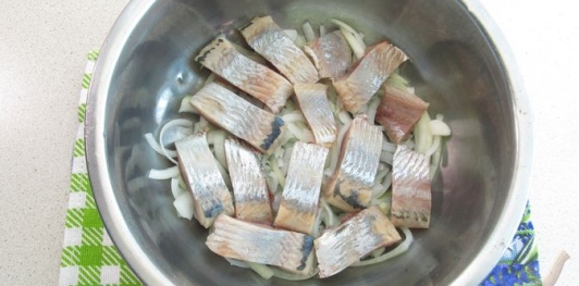 Фото приготовления рецепта: Селёдка, маринованная с луком в горчично-медовом маринаде - шаг №12